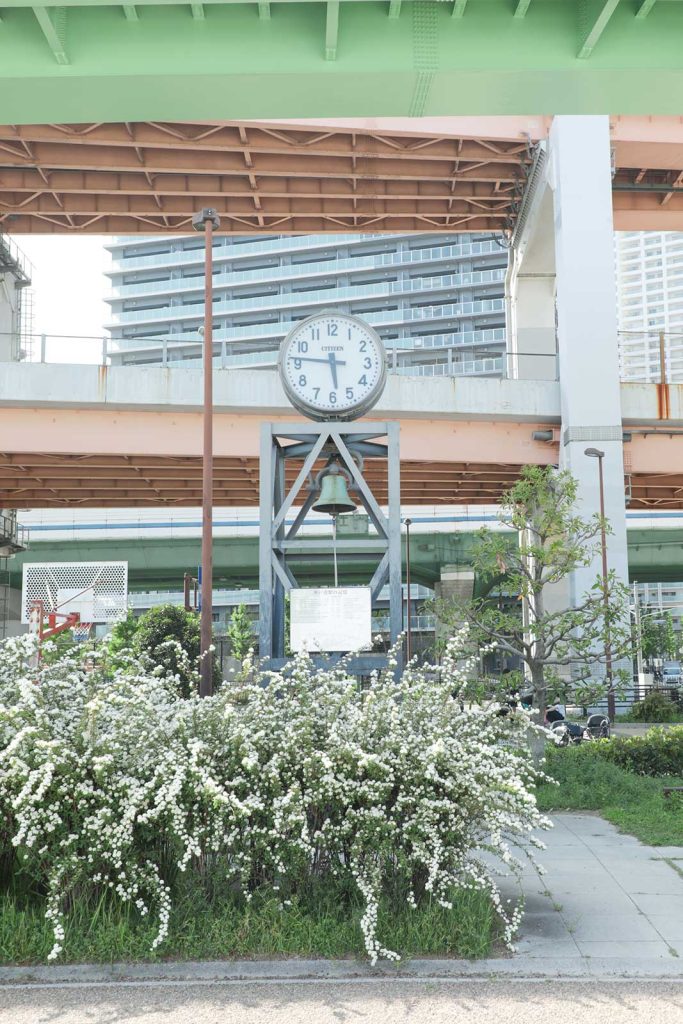5時46分、阪神淡路大震災が発生した時刻で止まったままの時計。かつてここにあった、JR貨物・神戸港駅の時計をモニュメントとして残しています。