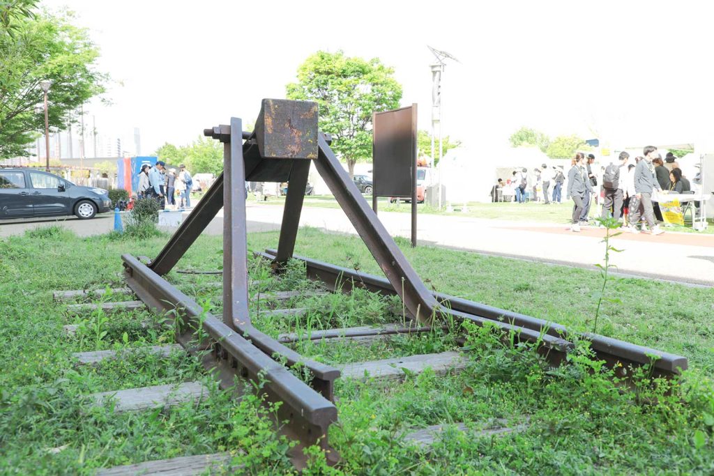 鉄道があった当時はHAT神戸方面まで線路が続いていました。線路モニュメントの近くはバスケットボールなどが楽しめる多目的広場へと整備。