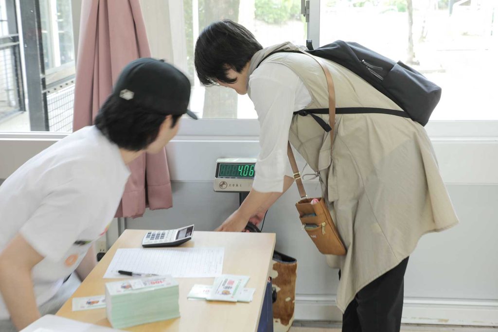 会場を切り盛りしているのは、中西正行教授の研究室で学ぶ学生たち。「フクチェン」をはじめ、関西各所で地域経済を活性化するプロジェクトに取り組んでいます。