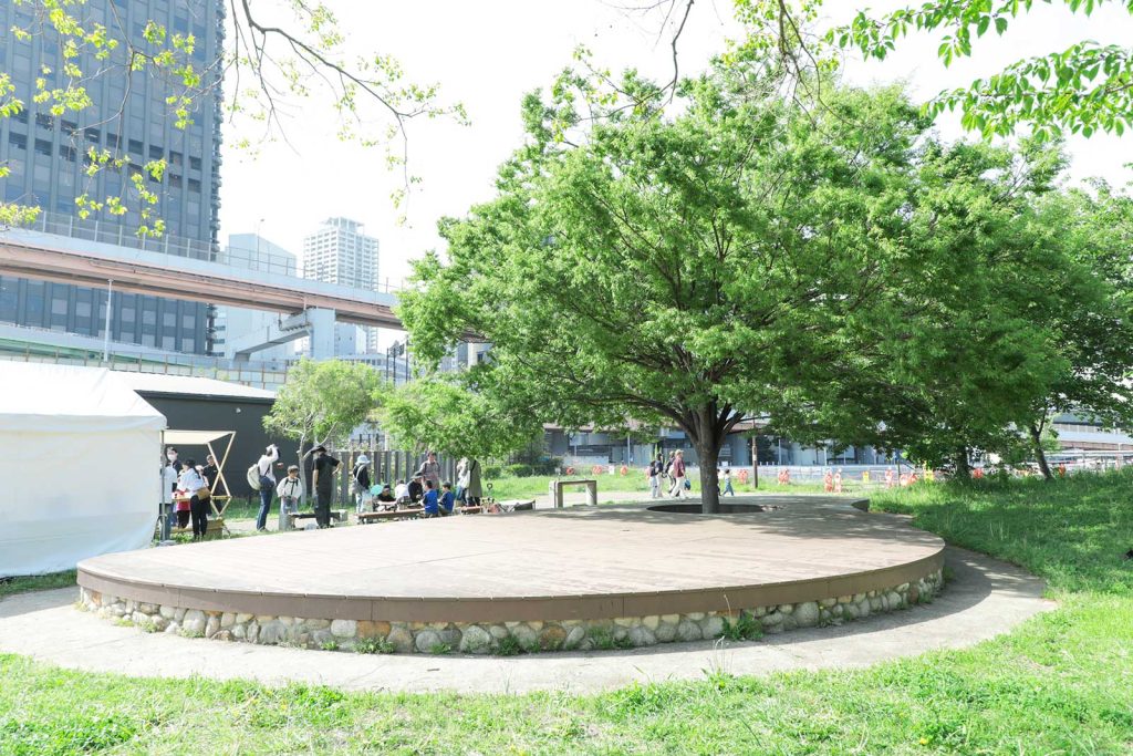 神戸市とUR都市機構が事業主体となって整備を行い、2010年に開園。15年が経過し、すくすくと育った木々が来場者を出迎えます。