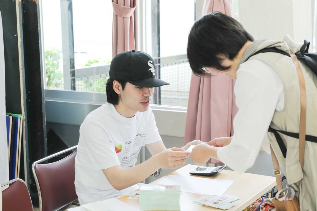 会場を切り盛りしているのは、中西正行教授の研究室で学ぶ学生たち。「フクチェン」をはじめ、関西各所で地域経済を活性化するプロジェクトに取り組んでいます。