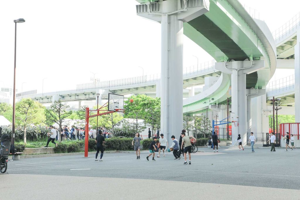 鉄道があった当時はHAT神戸方面まで線路が続いていました。線路モニュメントの近くはバスケットボールなどが楽しめる多目的広場へと整備。