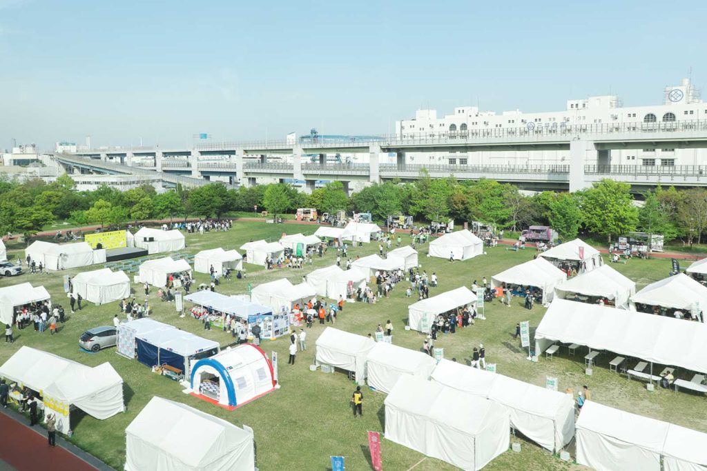 ポートライナーから見た、みなとのもり公園。