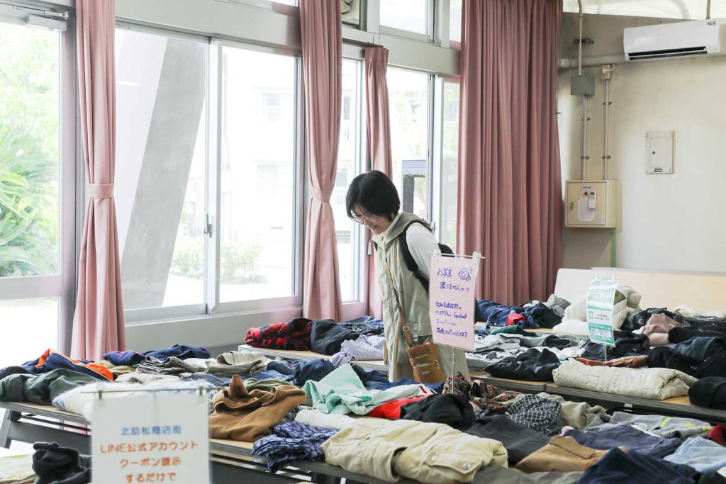 取材開始直後に来場されたのは、北助松商店街振興組合の諸橋さん。お母様とともに親子で商店街を盛り上げる、まちのキーパーソンです。「ぬのびきプロジェクト」の代表としてもさまざまなイベントを開催しています。