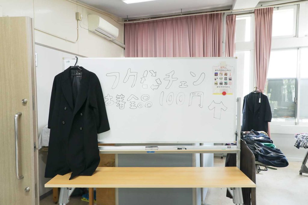 この日は全品100円。新たな服との出会いを楽しみに、古着を持ち込む方も。