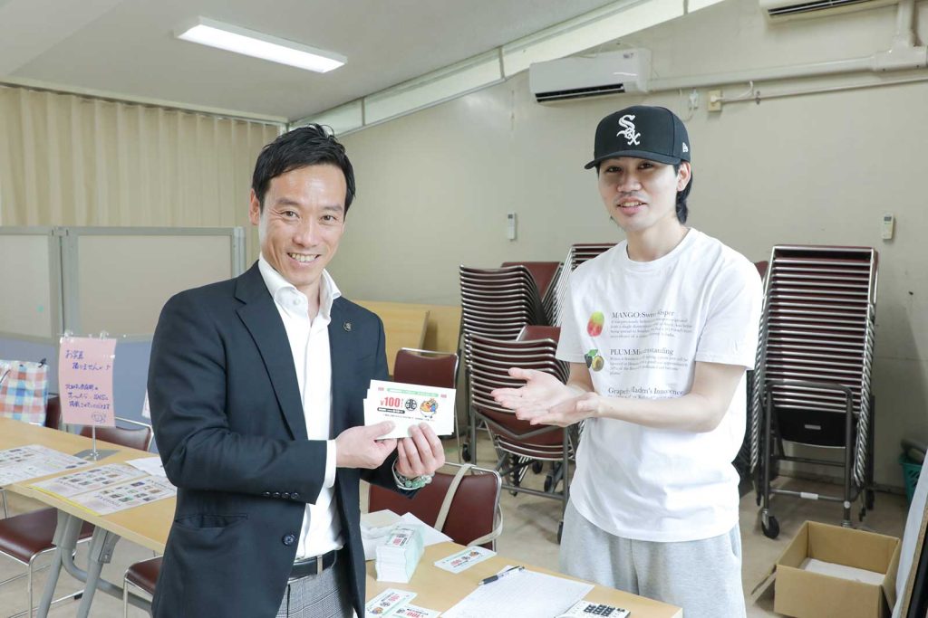 来場者の中に泉大津市・南出市長の姿が。10年以上続く「フク♺チェン」の生みの親でもあります。