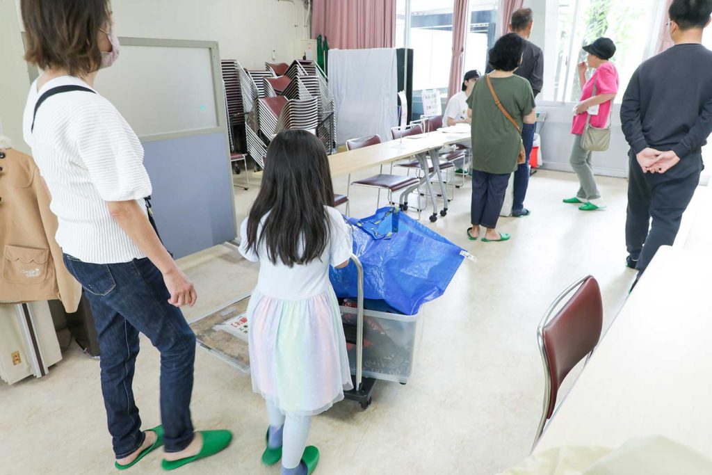 持ち込まれた古着は商品券に交換。