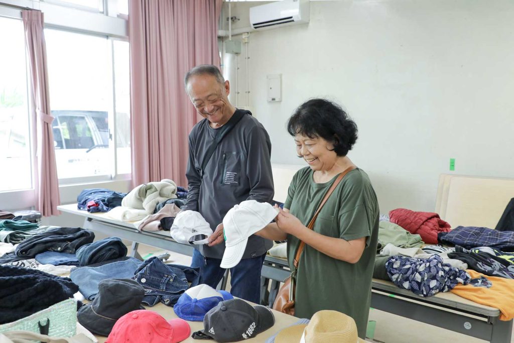 この日は全品100円。新たな服との出会いを楽しみに、古着を持ち込む方も。