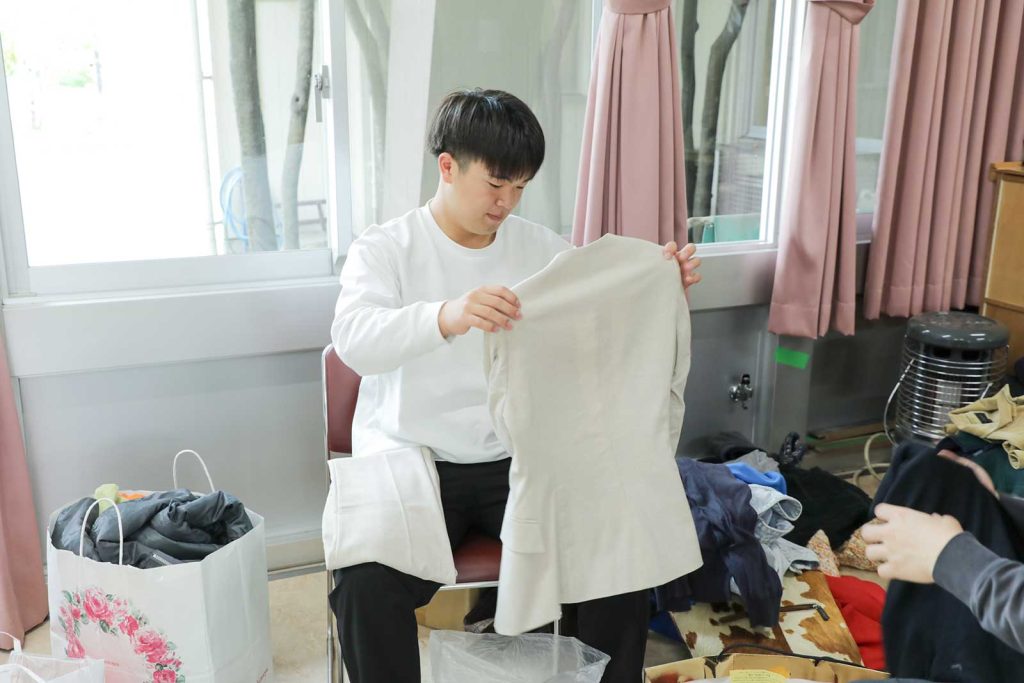 回収担当の学生たちは、一つひとつ手に取って、これから自分の手で古着として販売していくもの、リサイクル施設に引き渡すものの分類をしていました。