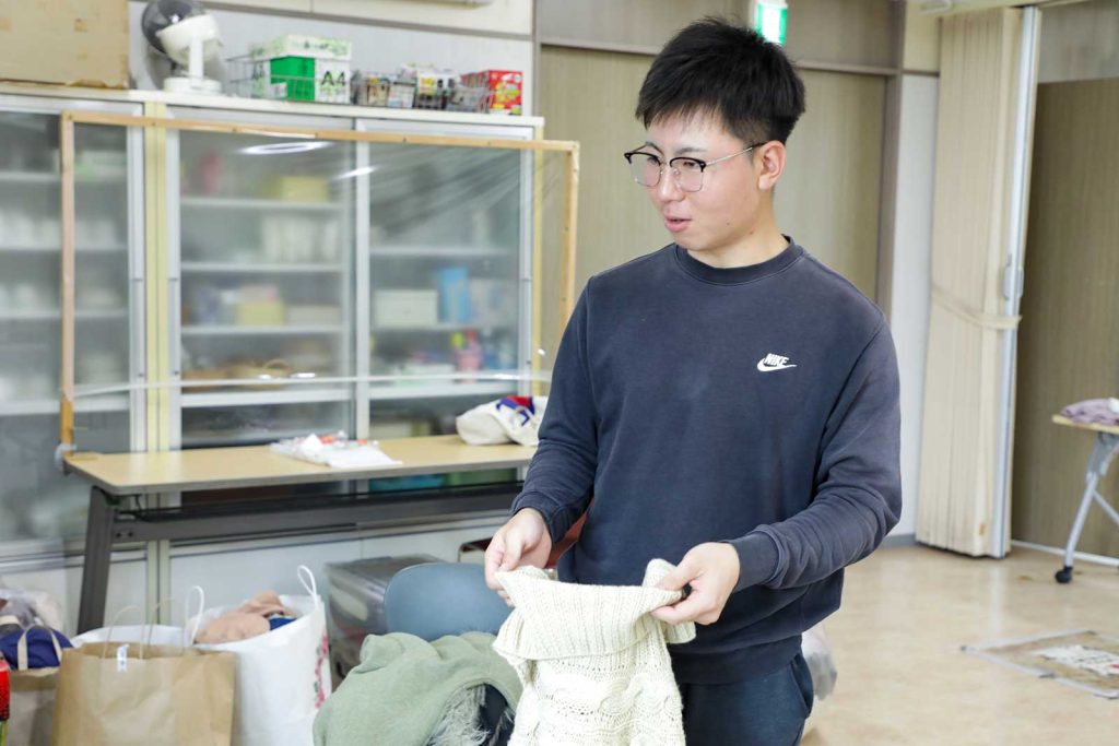 回収担当の学生たちは、一つひとつ手に取って、これから自分の手で古着として販売していくもの、リサイクル施設に引き渡すものの分類をしていました。