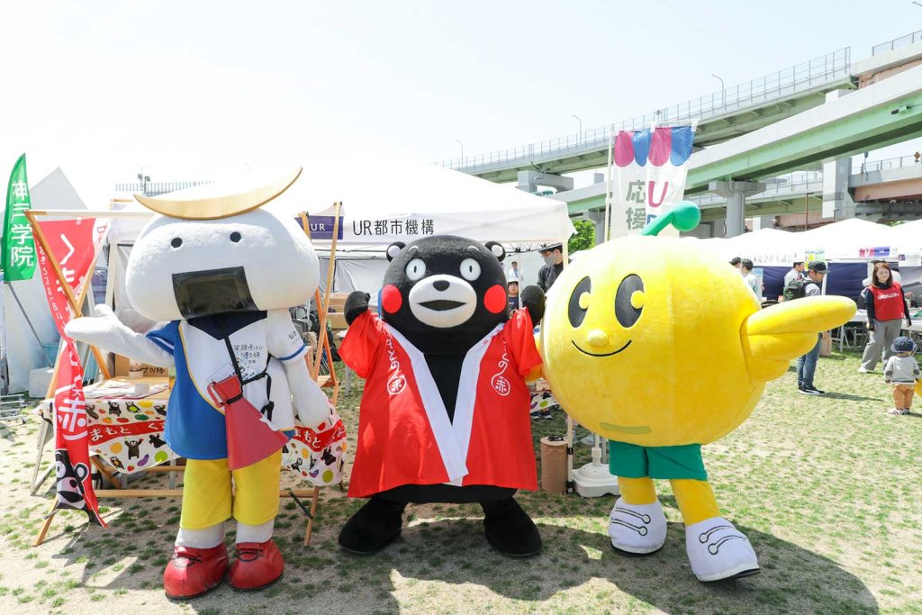 宮城県のむすび丸、福島県のよっこちゃんも集まり、みんなで記念写真を撮りました。