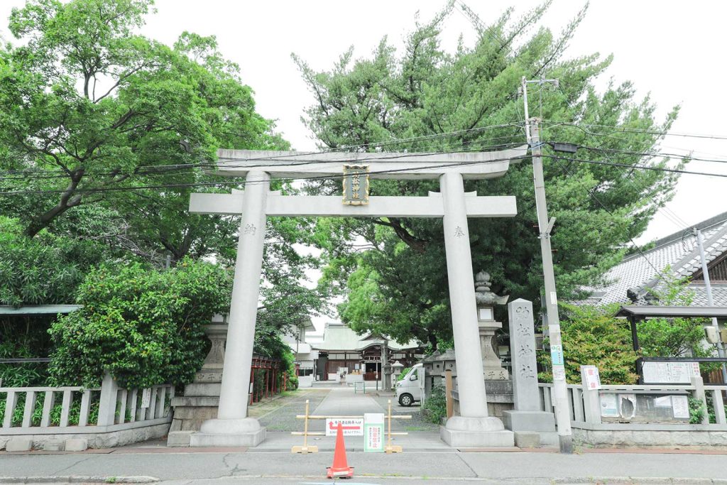 駅前にある助松神社。商店街とコラボしたイベントもたびたび開催。