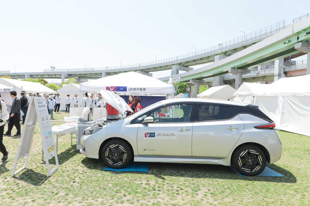 URコミュニティは防災グッズの配布や、電気自動車を活用した携帯電話の充電体験を行いました。