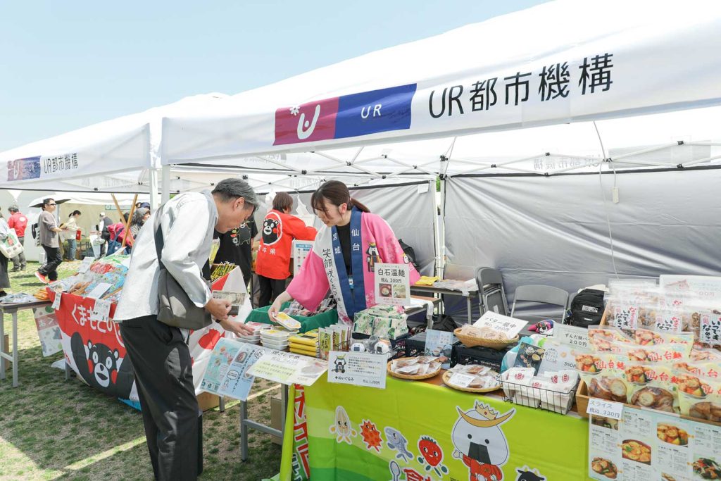 宮城県のブースには、お酒のおつまみやごはんと相性のよい名産品がラインアップ。