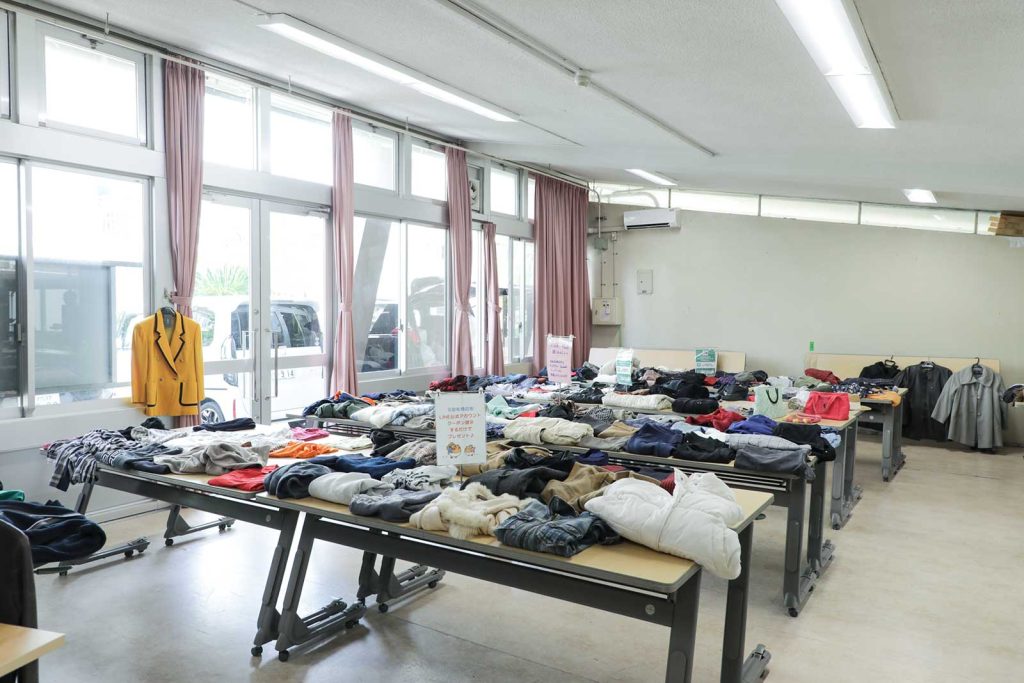 会場では古着の販売も行っています。