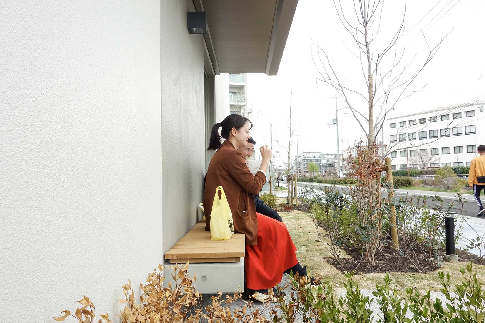 ベンチでパンを食べるUR職員