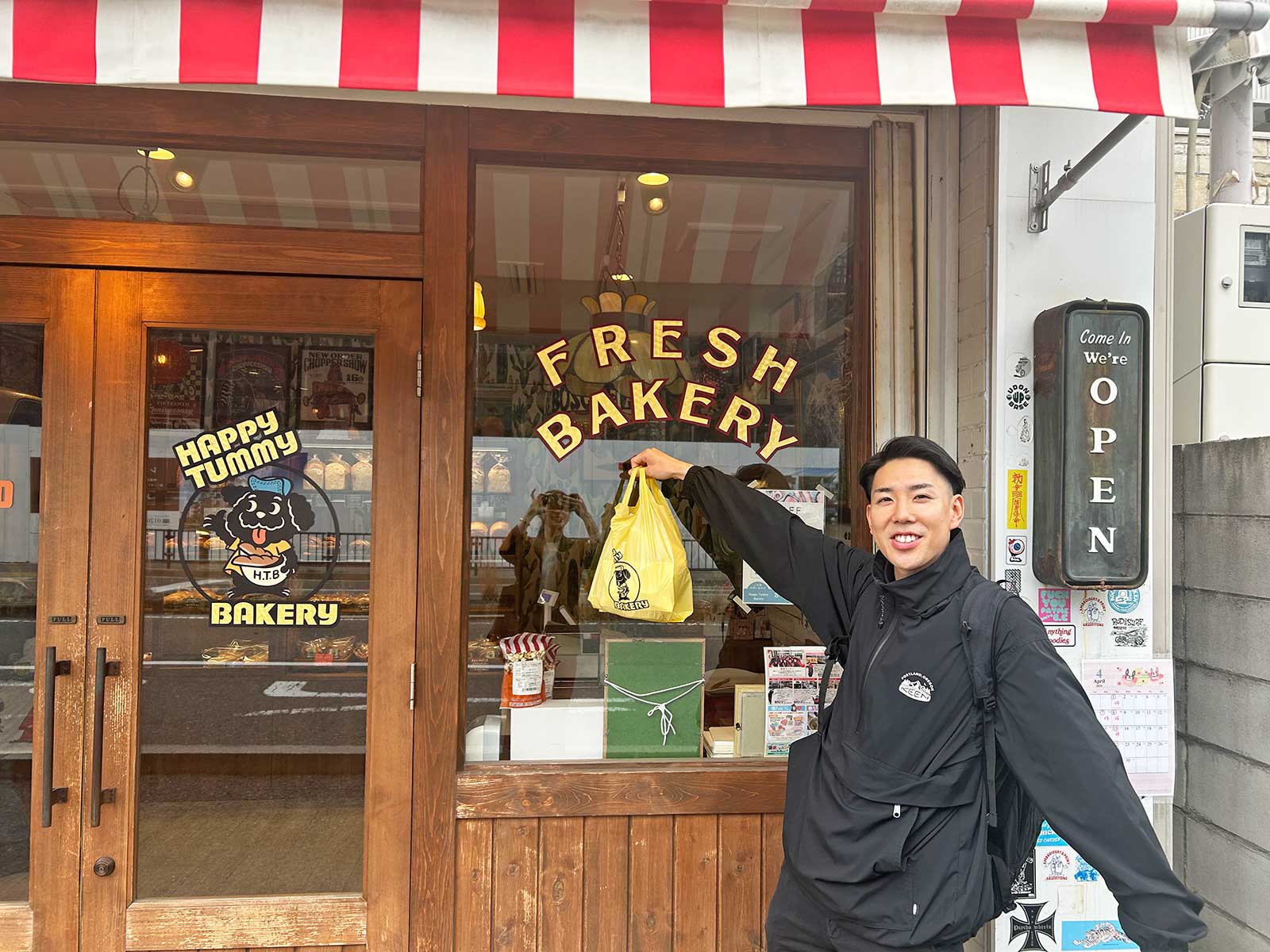HAPPY TUMMY BAKERYの店先で記念撮影をするUR職員