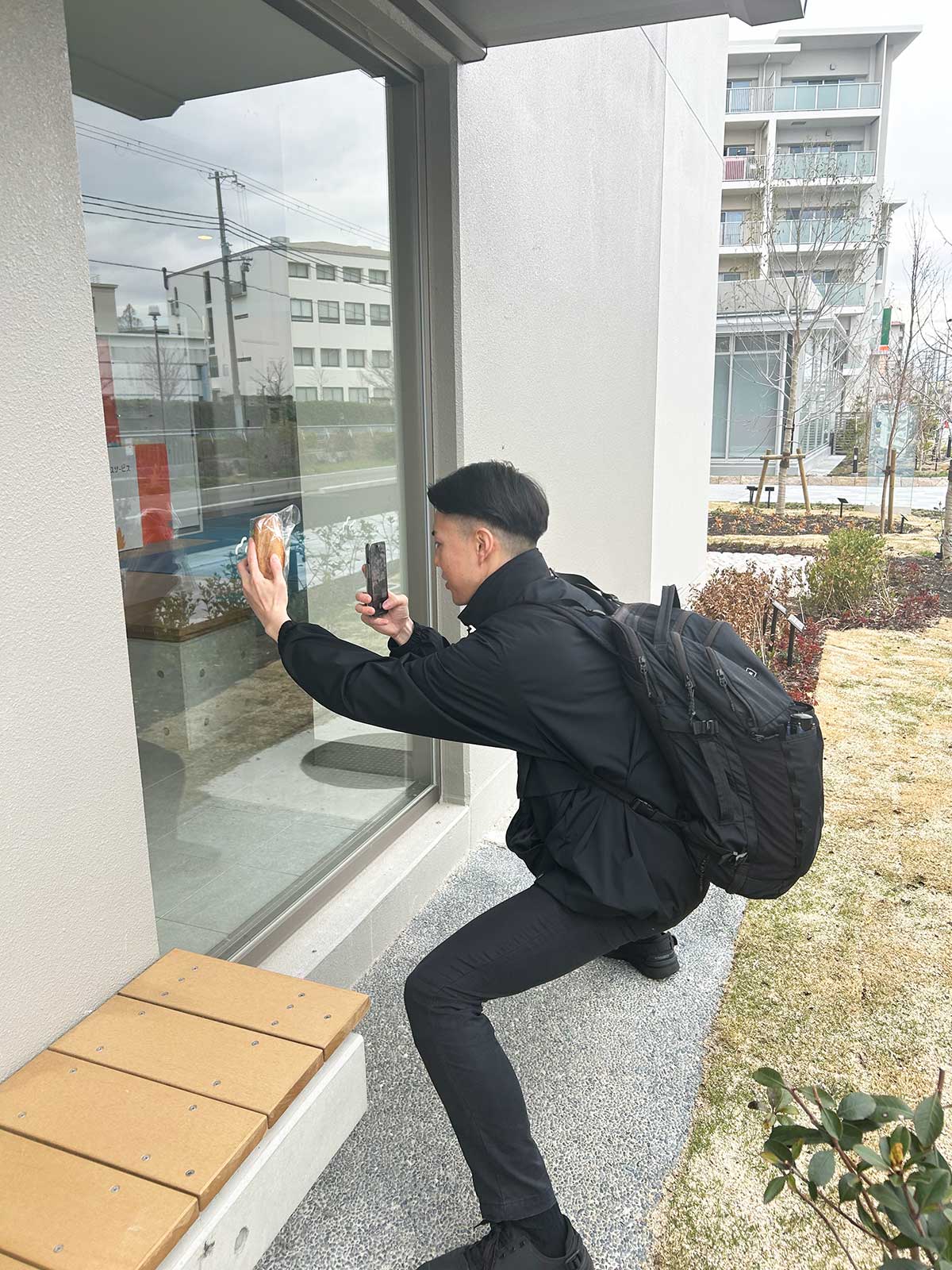 写真を撮るUR職員