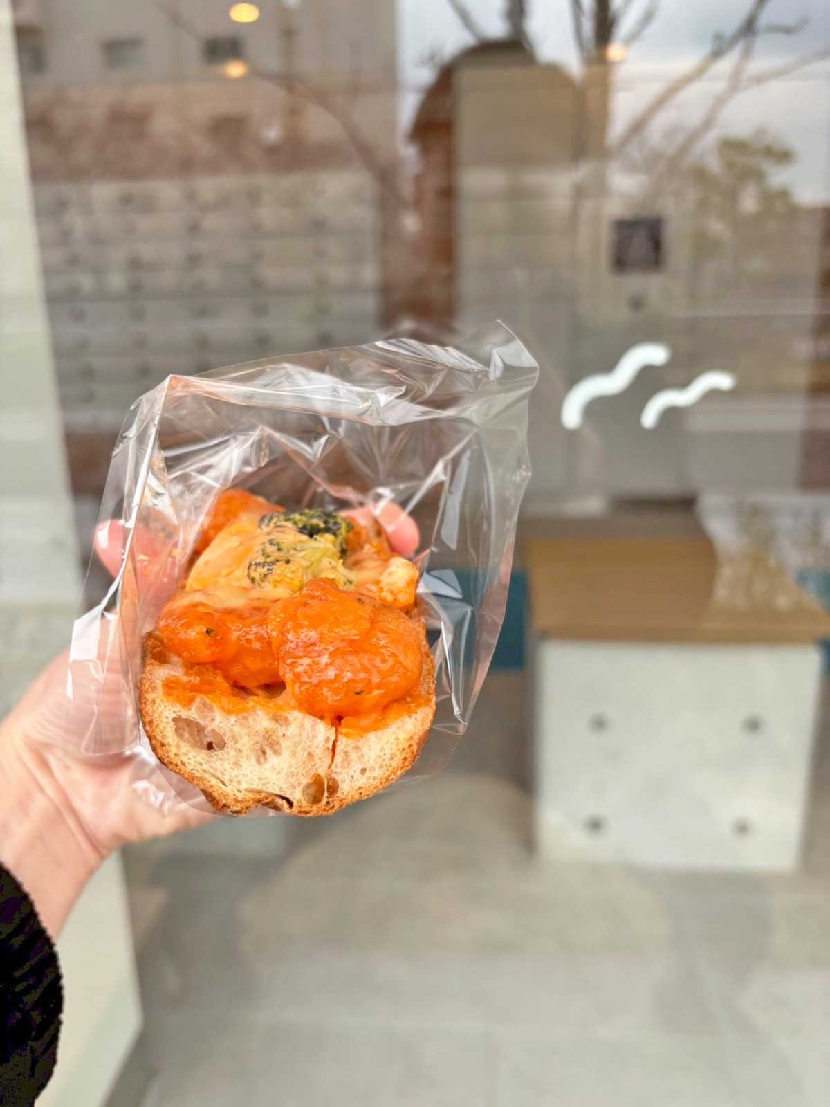HAPPY TUMMY BAKERYのエビマヨタルティーヌ