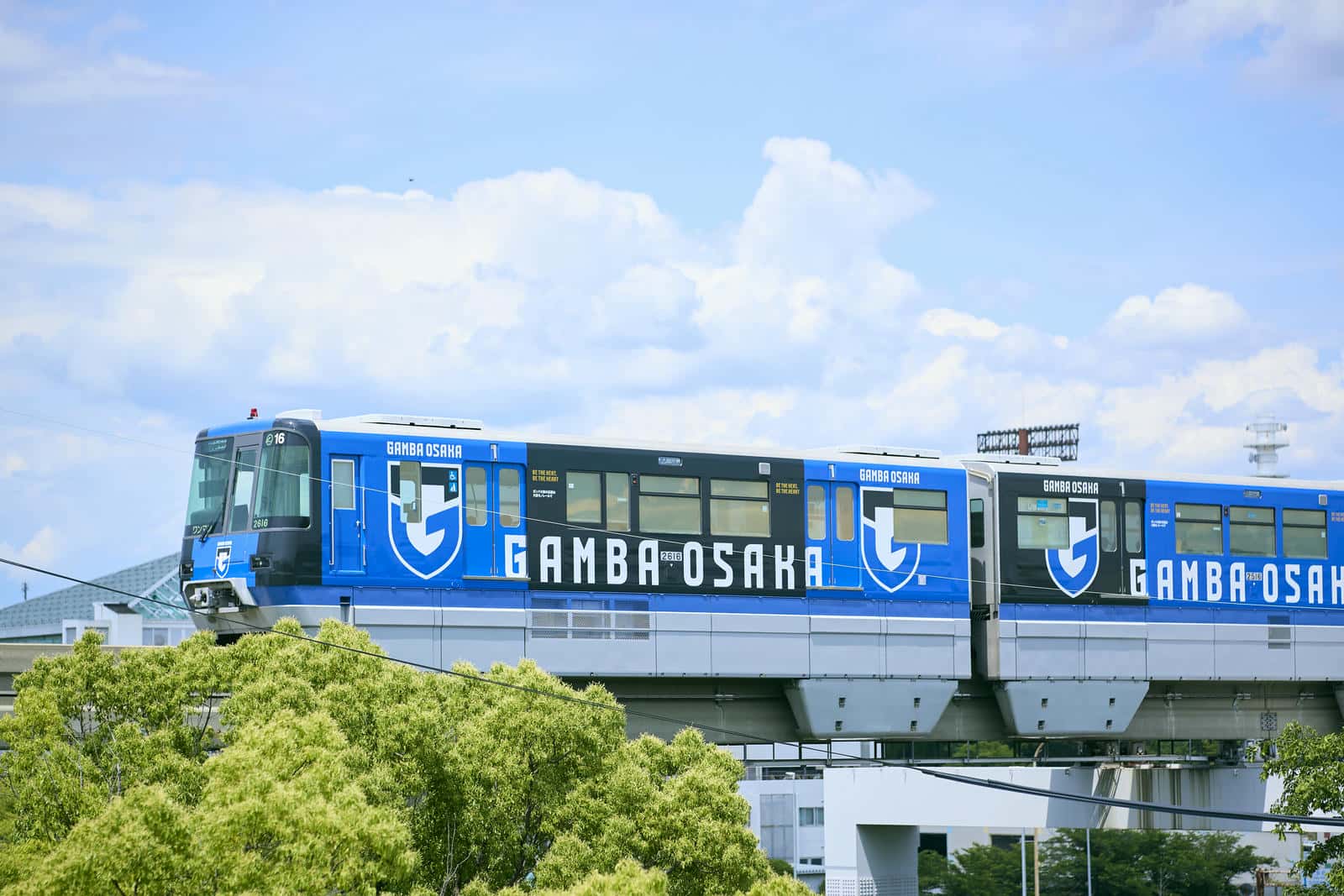 ガンバ大阪の装飾を施した大阪モノレールの車両