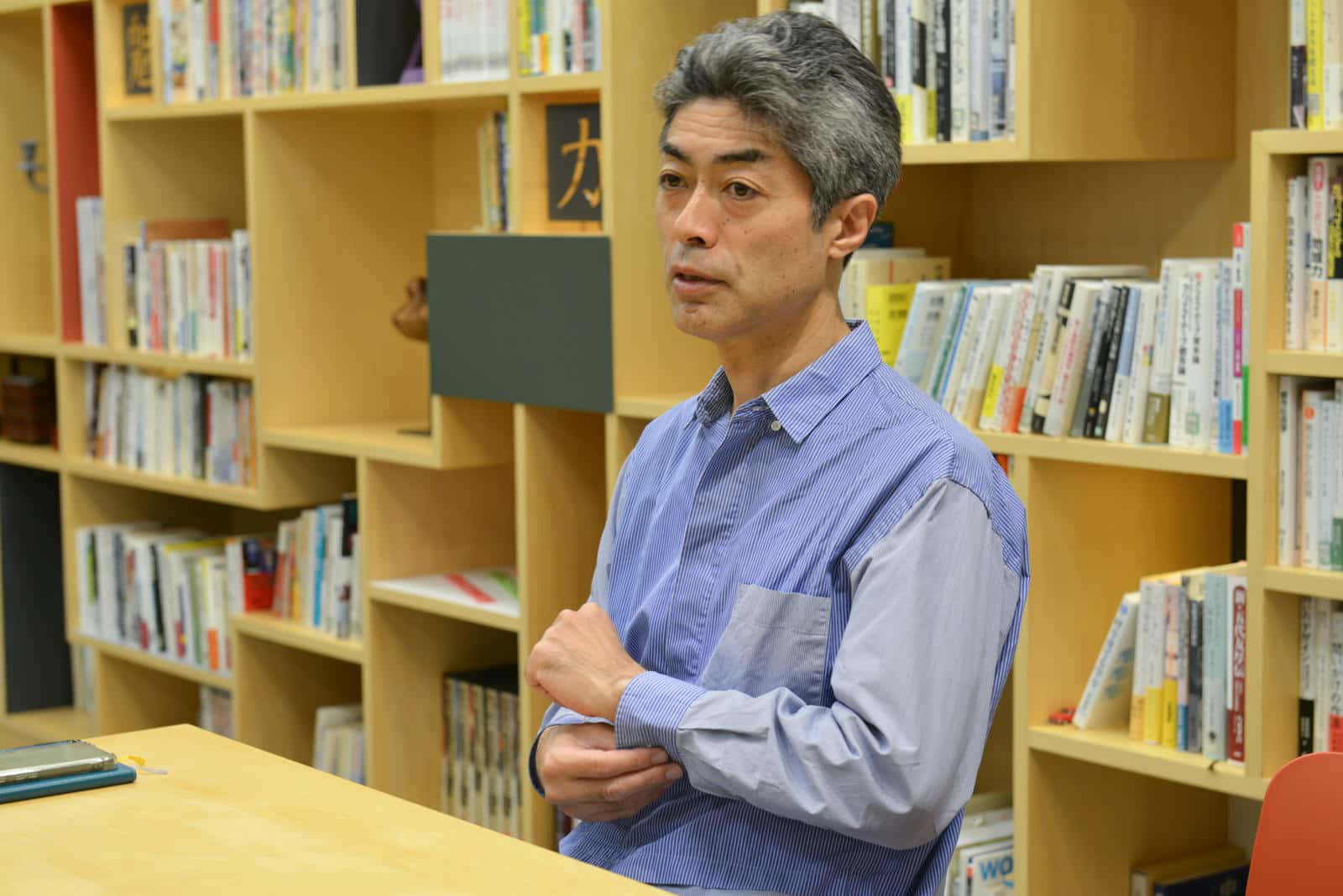 インタビューにこたえる山納さん