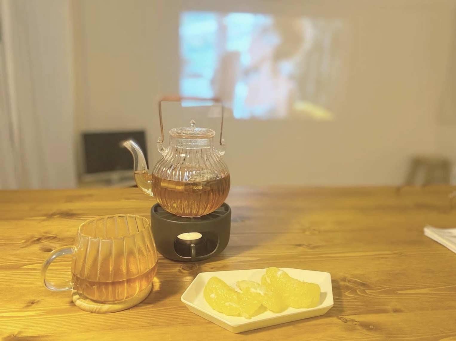 紅茶のティーセットとお茶請けのお菓子