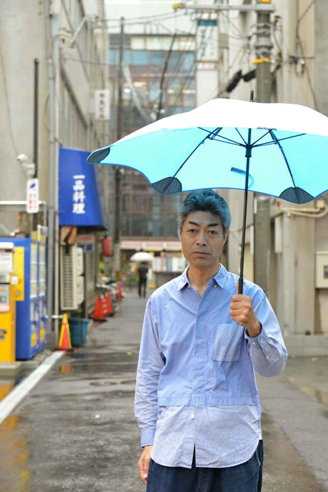 芝田町の路地に佇む山納さん