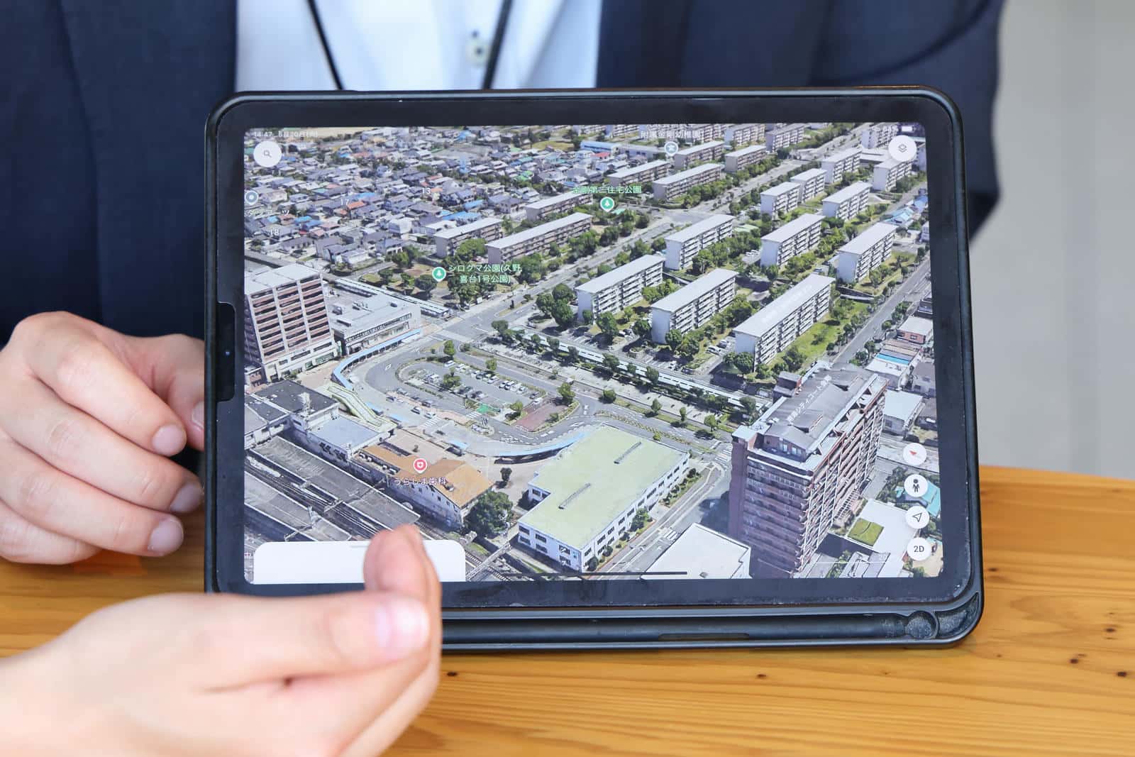 タブレットに写し出された整備計画資料