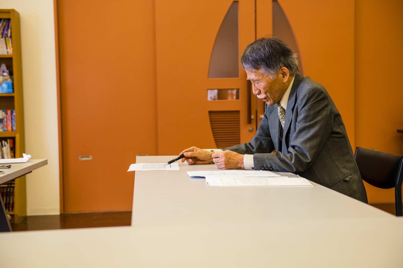 建設地の資料を説明する網野さん