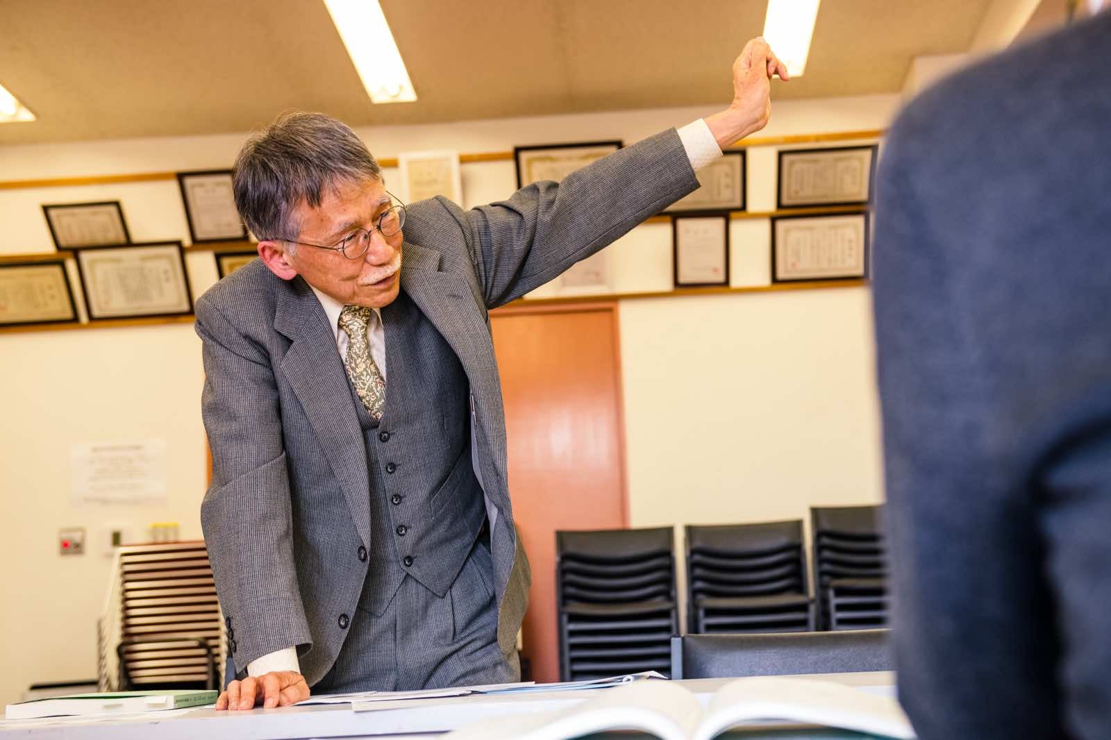 資料にまつわるエピソードを語る網野さん