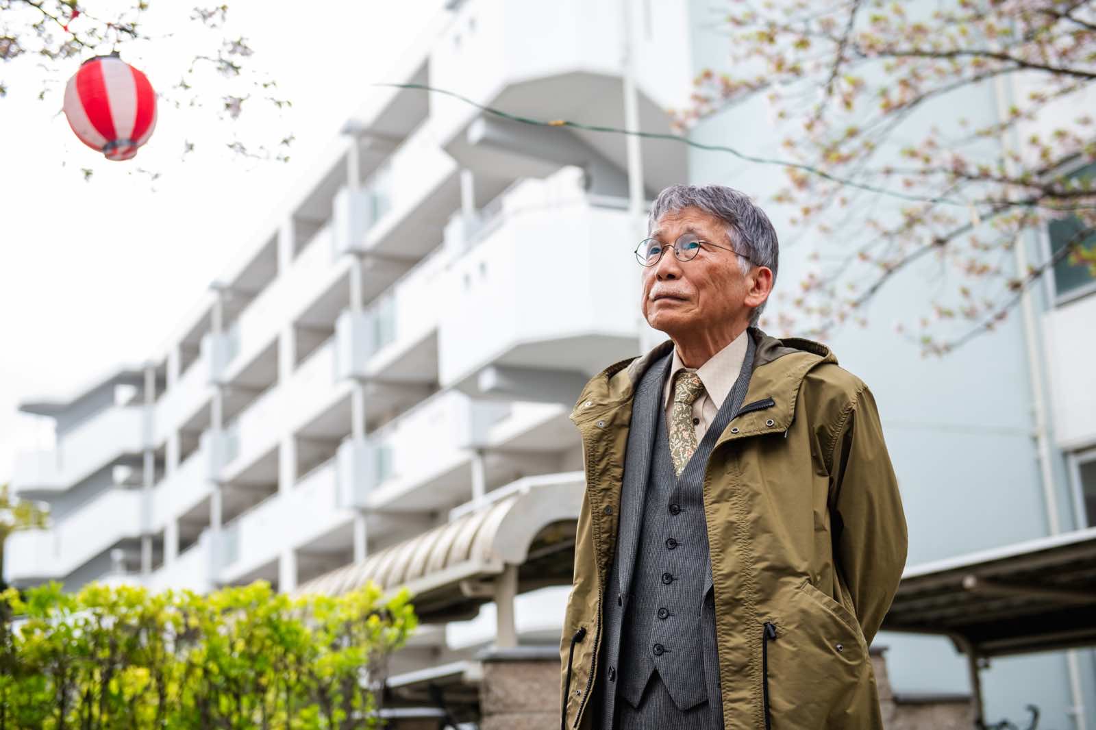 シティハイツ西宮北口の棟外観と網野さん