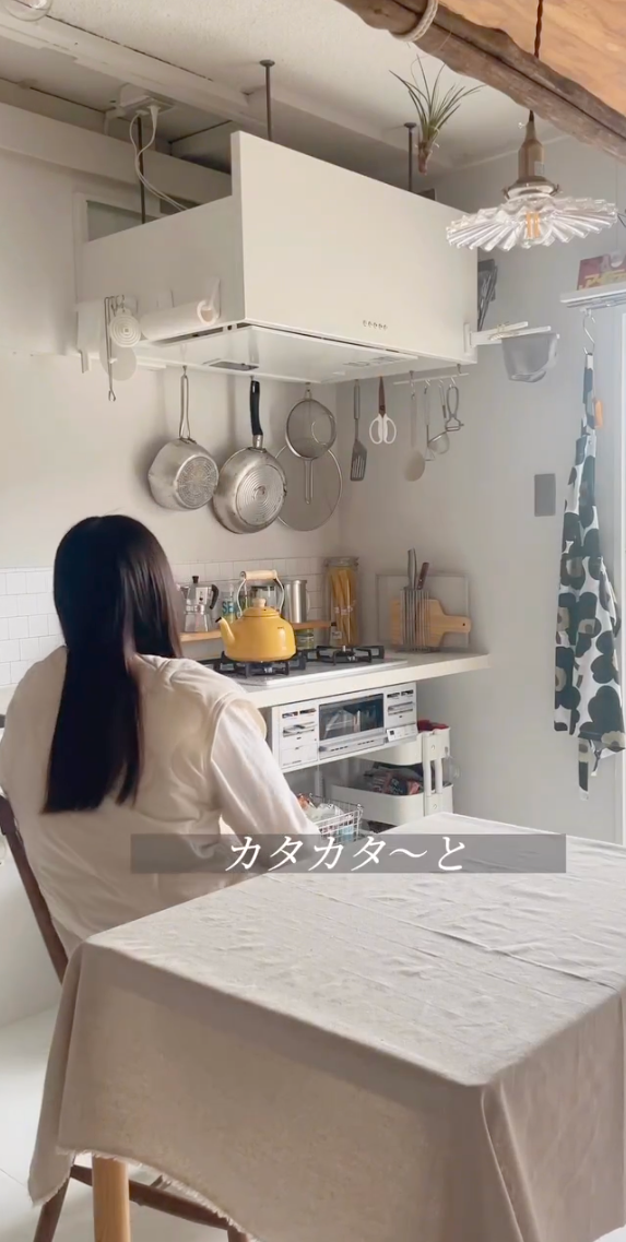 きみさんの後姿とキッチンの様子