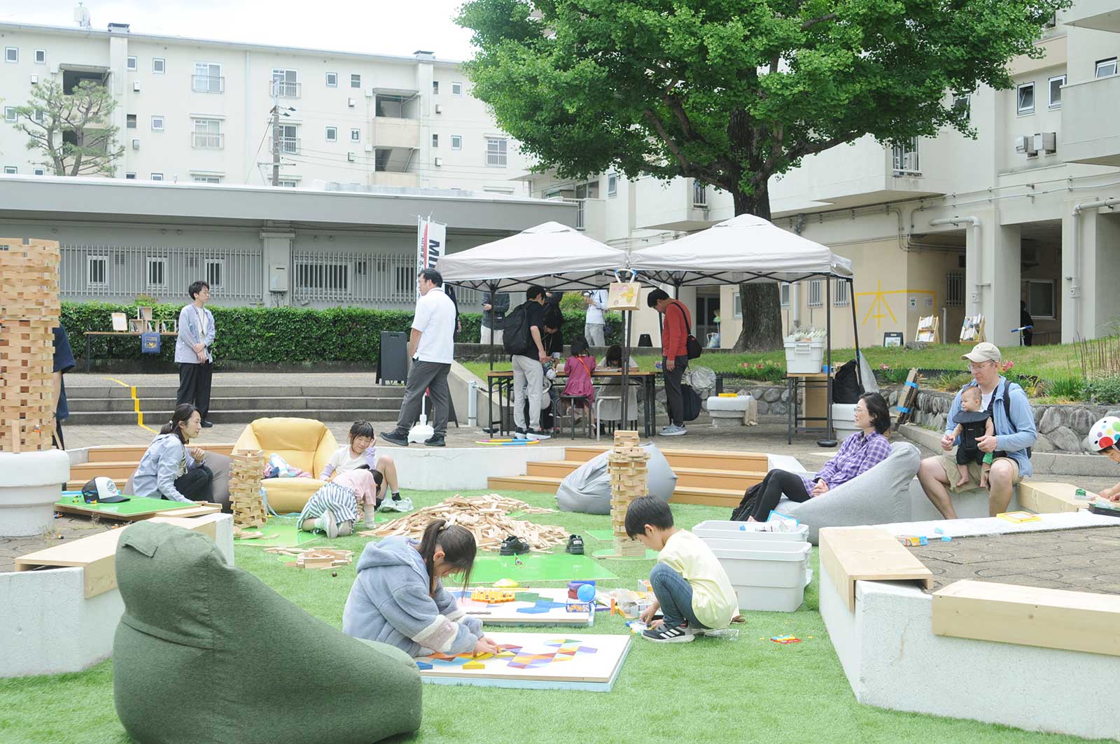 となりのひろばでくつろぐ人々