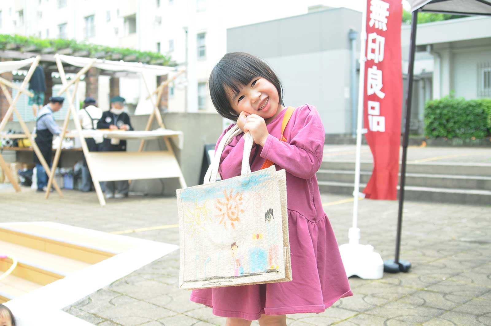 バッグをもって微笑む女の子