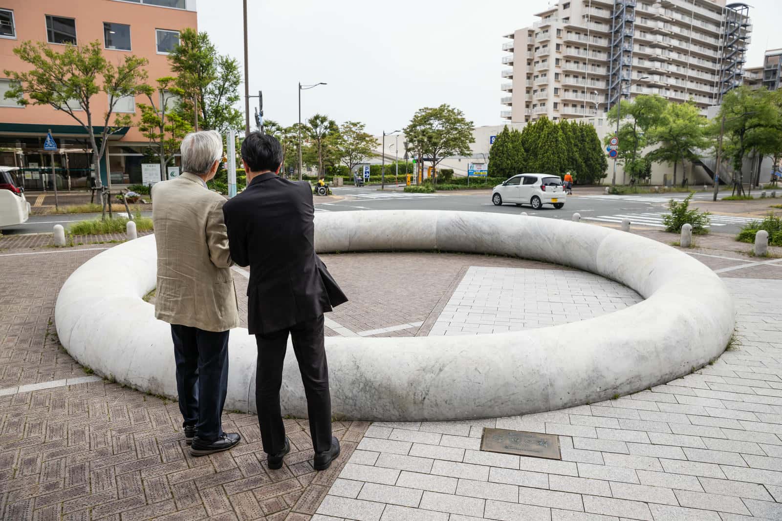 敷地内にあるアート作品を鑑賞する山下さんと田邉さん