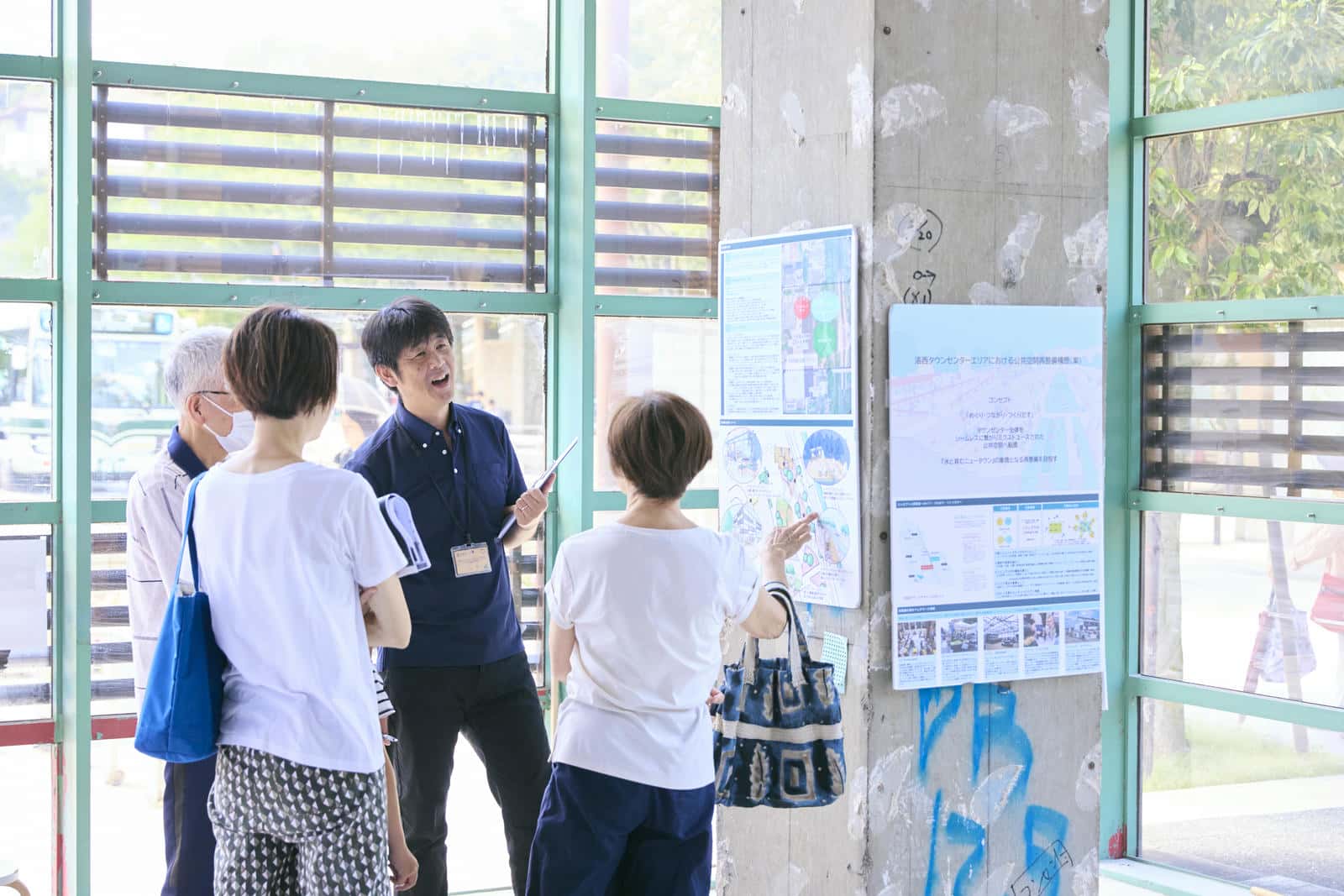 展示パネル前で語ってる人たち