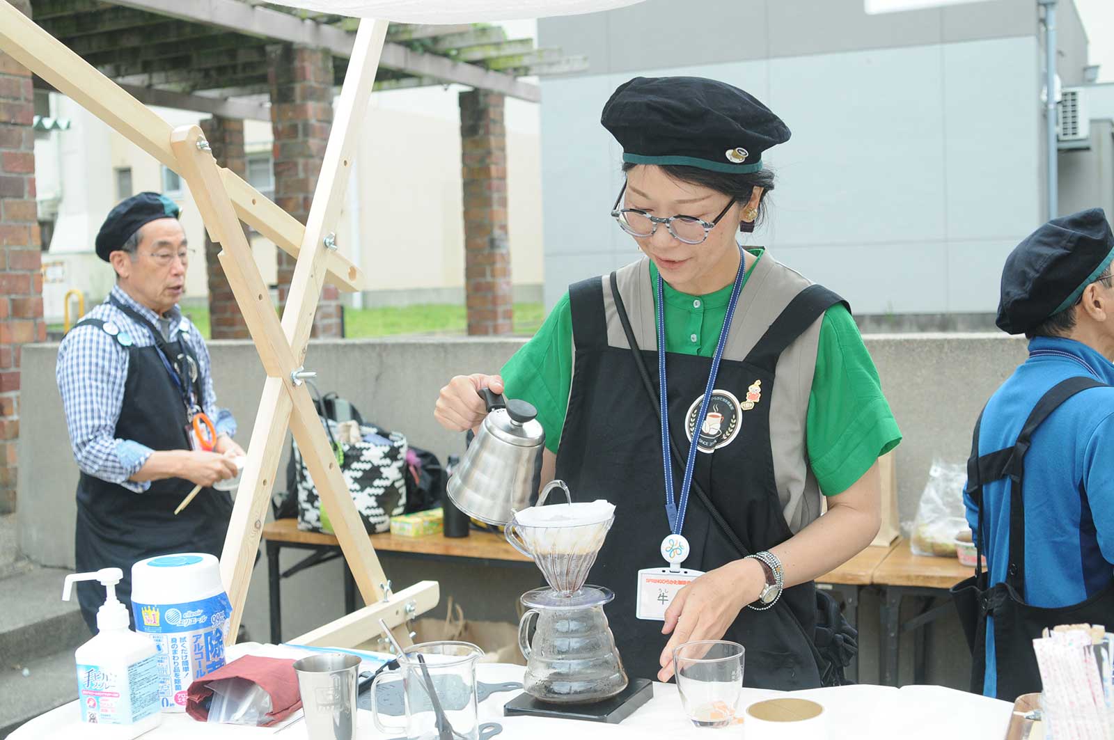 コーヒーをつくる女性