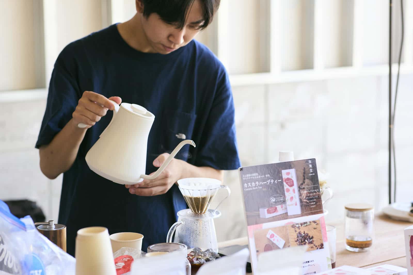 コーヒーを入れている男性