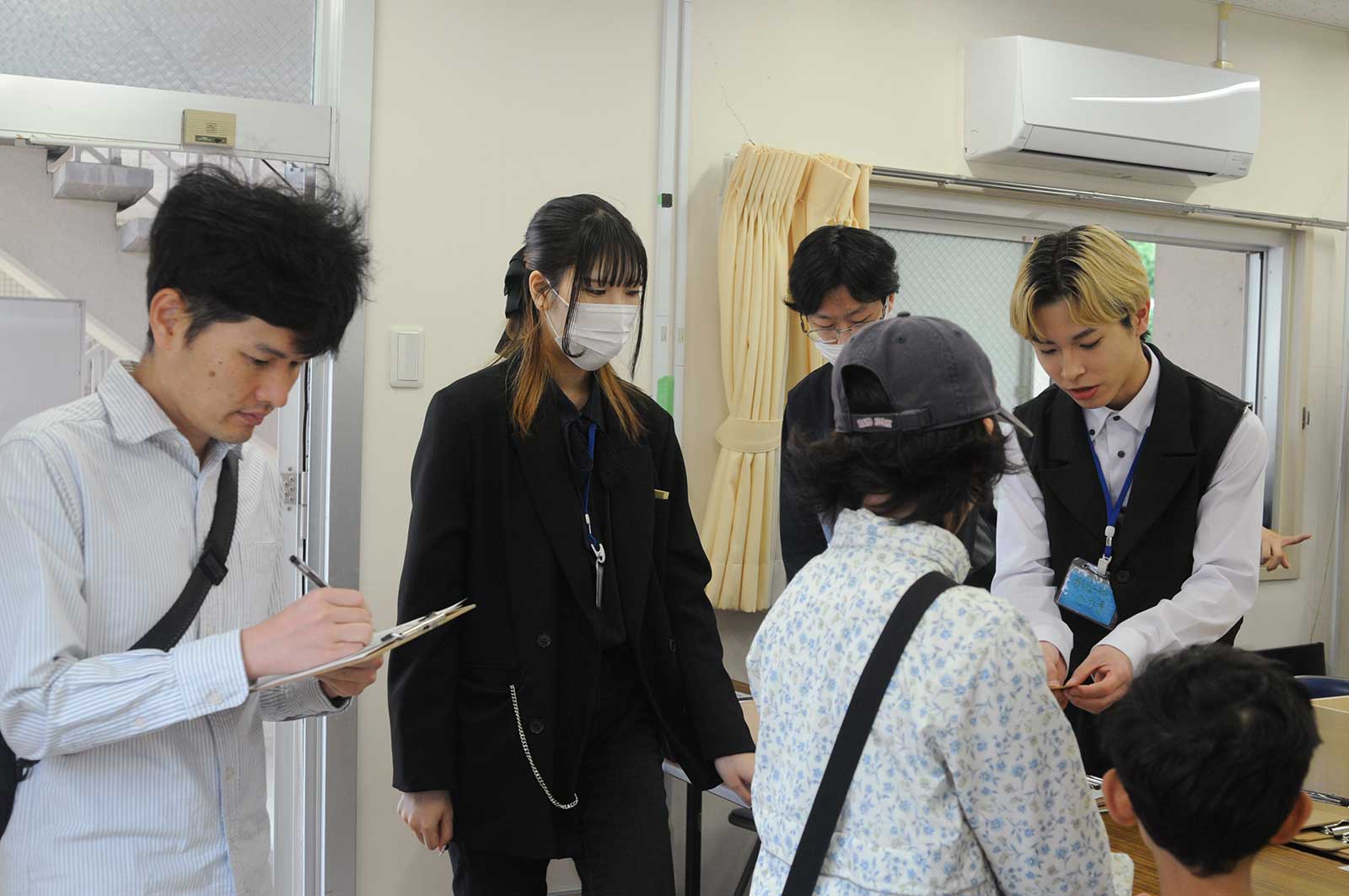 大阪電気通信大学OECUまちづくり研究会の学生たち