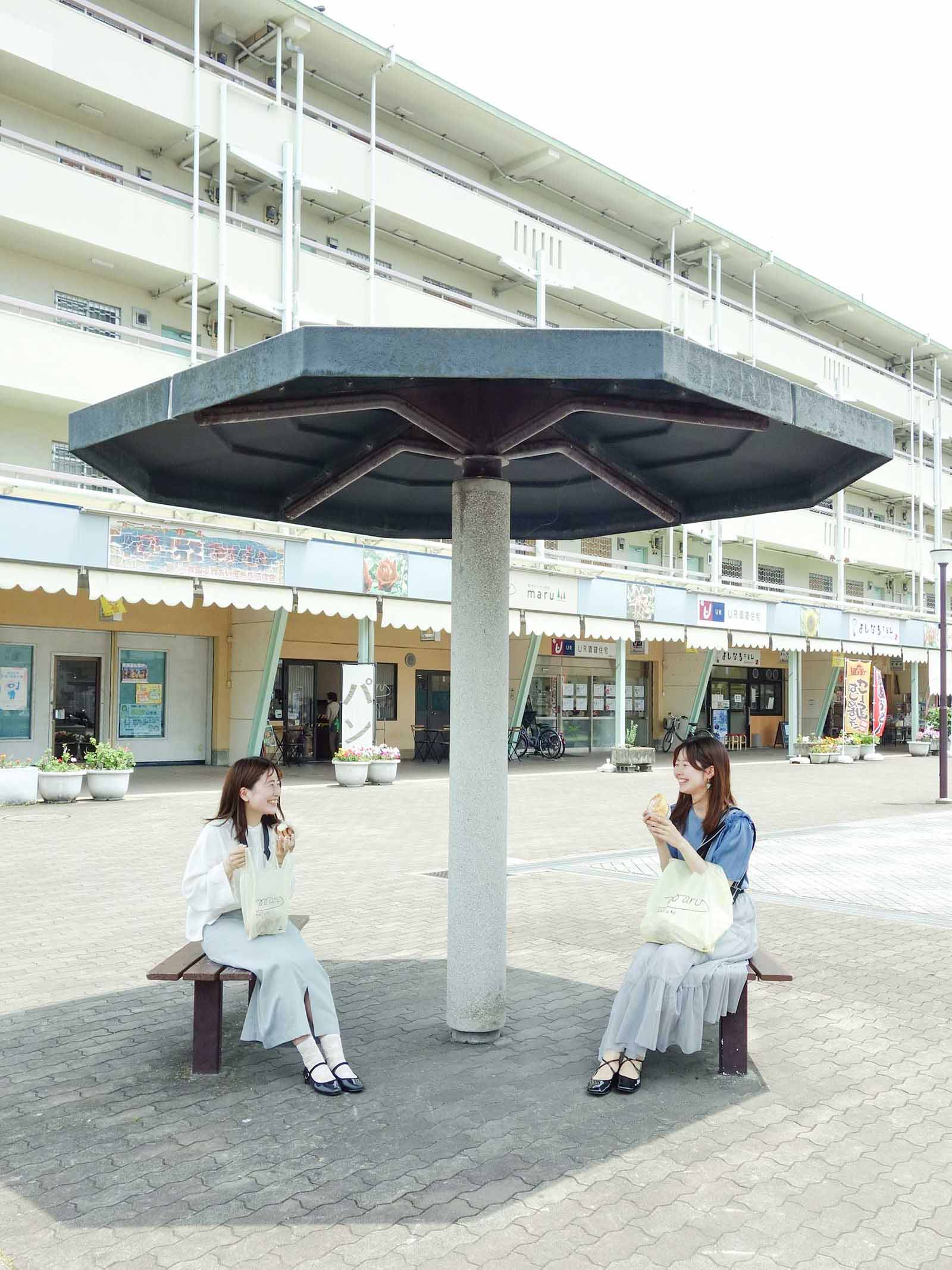 パン看板の前でほほえむUR職員の二人