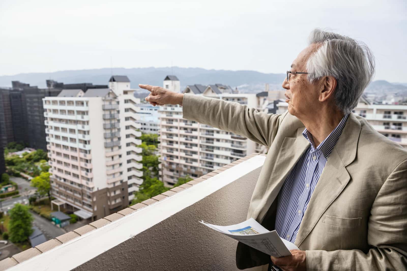 団地を見下ろしながら語ってくれる山下さん