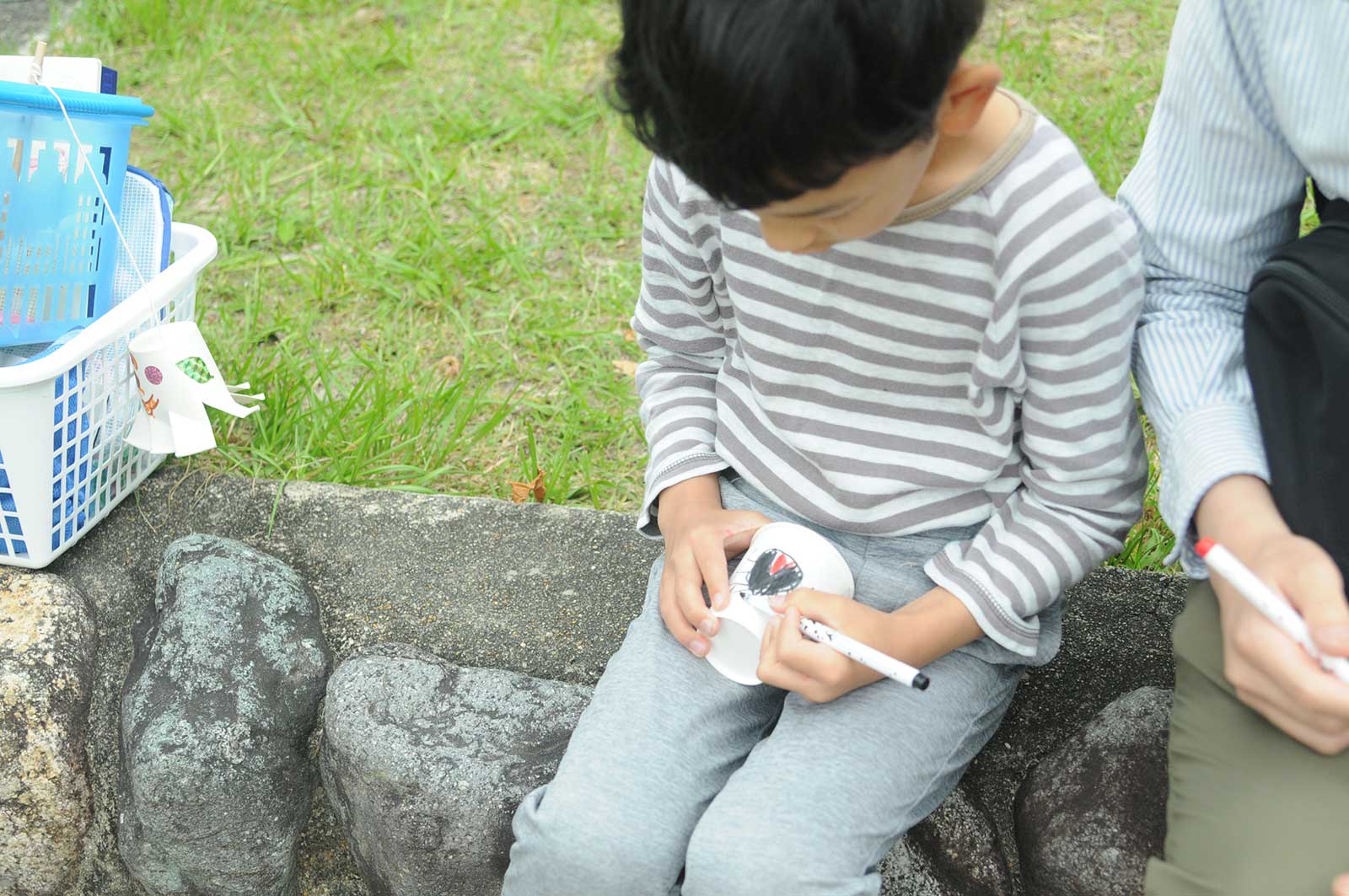 風車づくりを楽しむ子ども