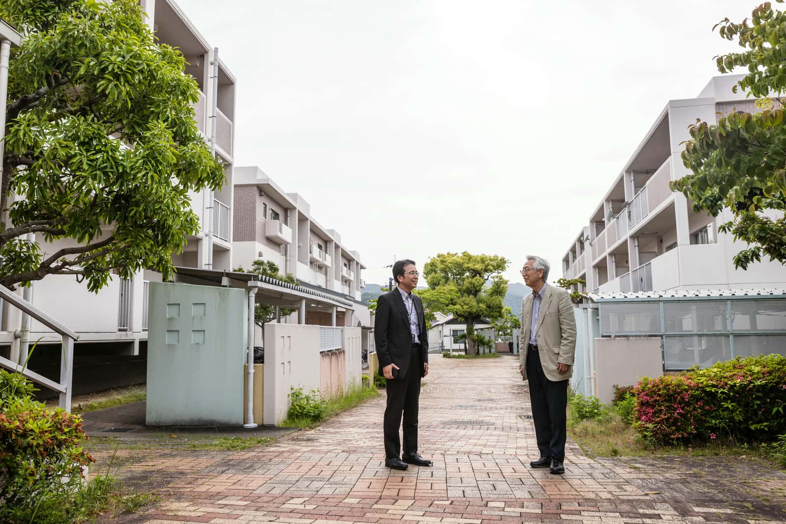 フレール宝塚御殿山団地で語り合う山下さんと当時のスタッフ