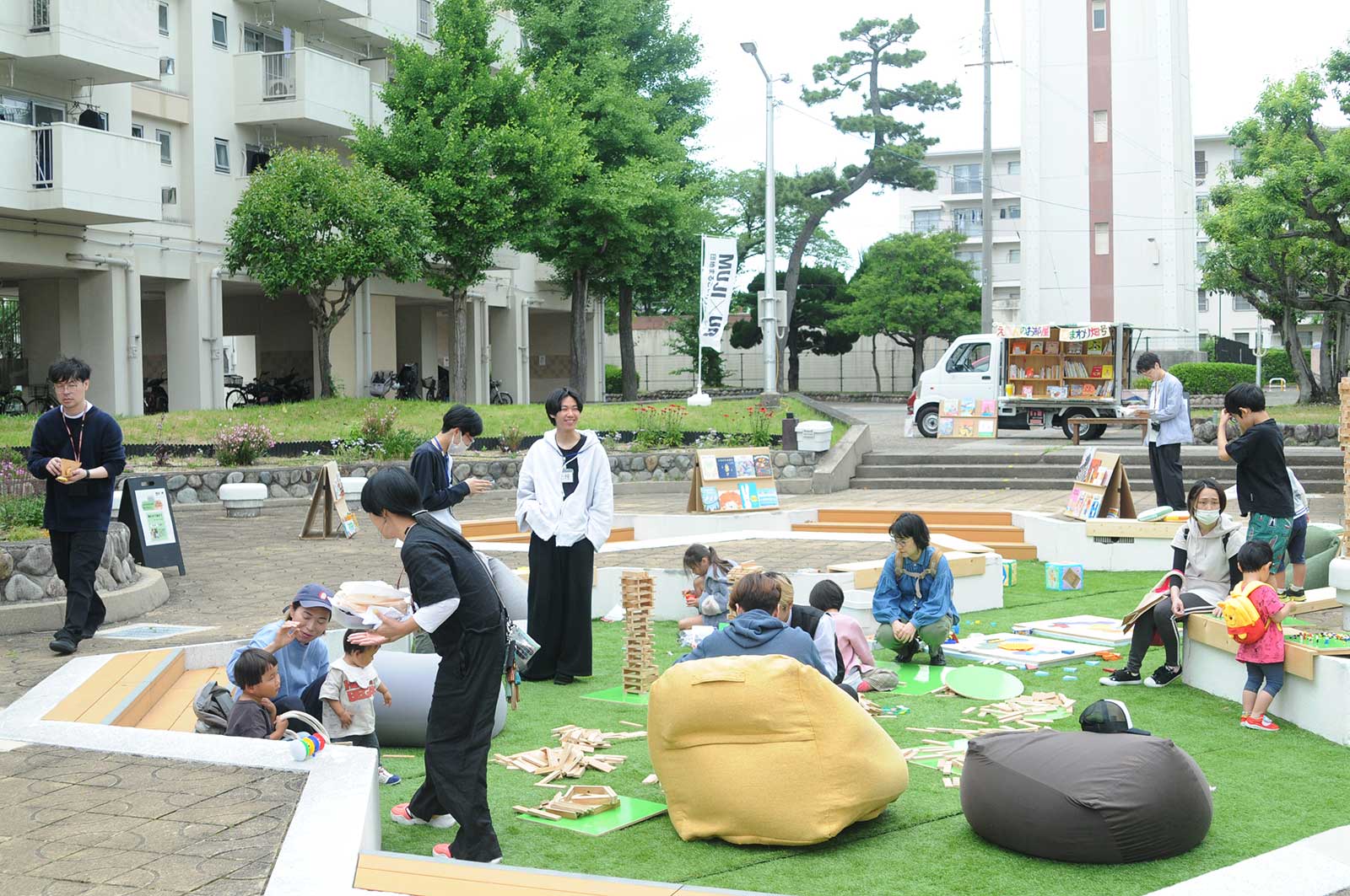 イベントを楽しむ学生や家族