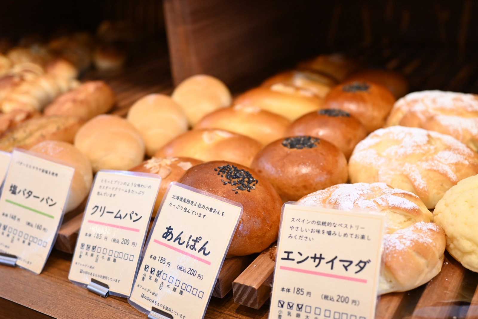 手づくりパンの店maruの店内に並ぶパン