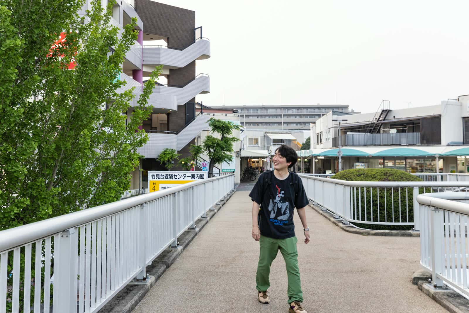 千里ニュータウンを歩くスズキナオさん