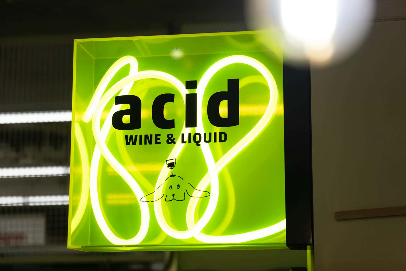 ワインショップacidの看板