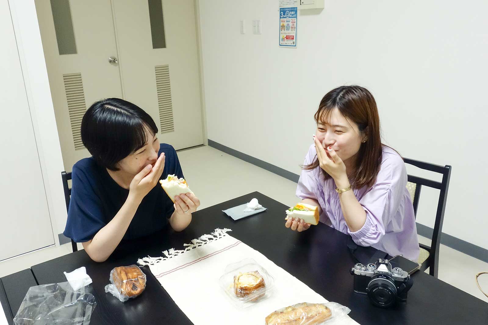 パンをほおばる井之上さんと岸本さん