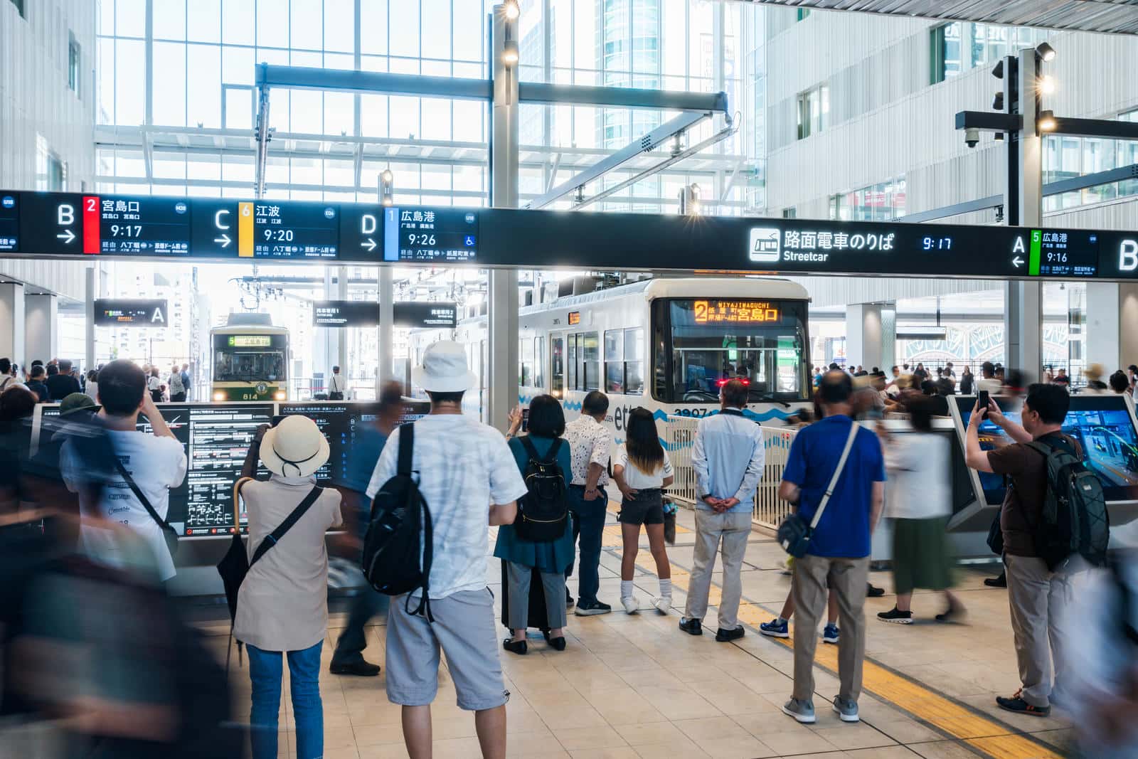 開業した駅のホームをカメラにおさめる人々