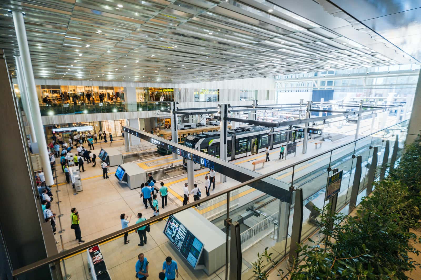 駅のホームを二階から見下ろした風景